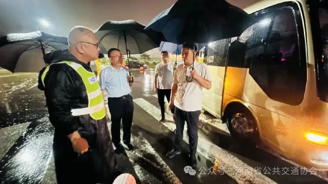 简篇-平顶山公交:雨夜慰问,聚力防汛 图片
