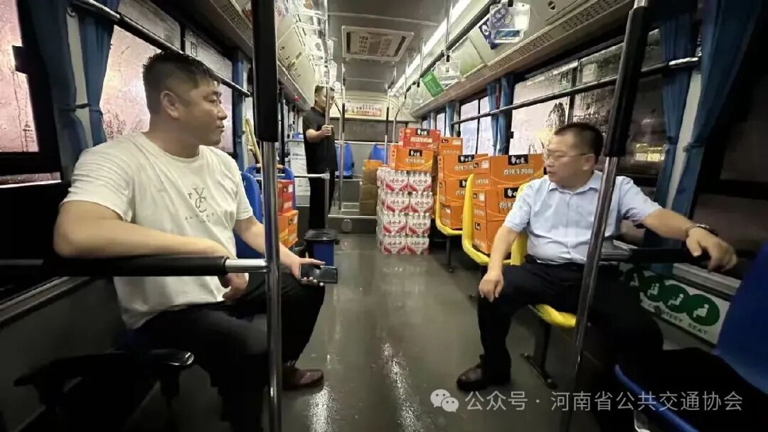 简篇-平顶山公交:雨夜慰问,聚力防汛 图片