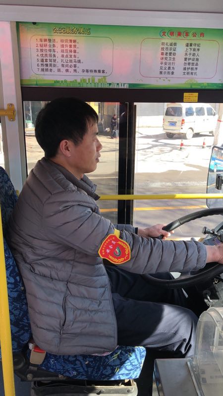 公交公司200多名驾驶员上班期间统一佩戴安全员臂章.jpg