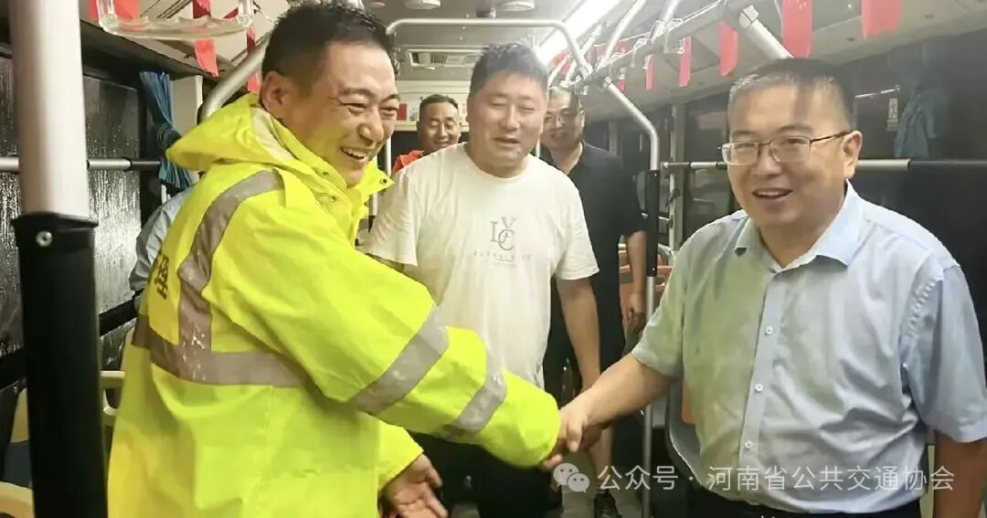 简篇-平顶山公交:雨夜慰问,聚力防汛 图片