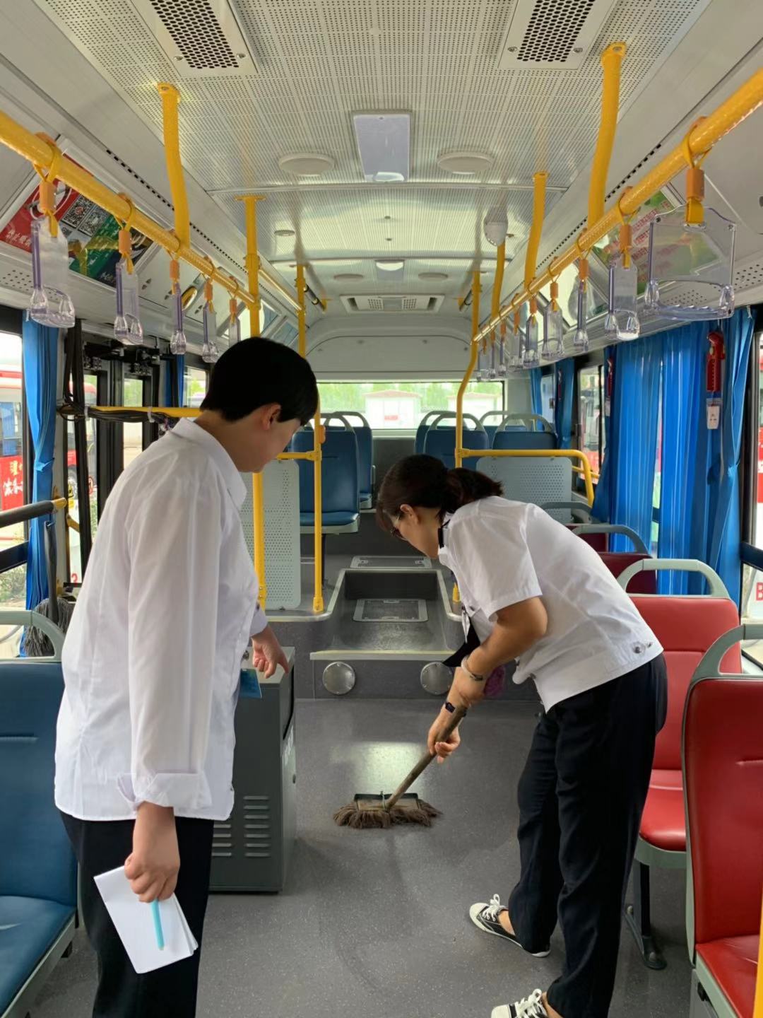 检查车内卫生.jpg