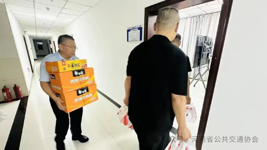 简篇-平顶山公交:雨夜慰问,聚力防汛 图片